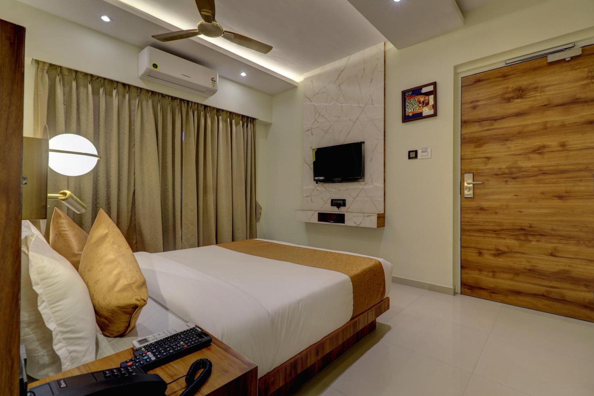 Home2 Suites And Service Apartments, Mumbai Airport Exteriör bild
